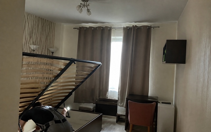 Blaktis viesnīcā — diskrēta apstrāde